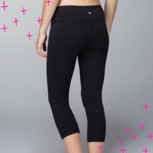 Lululemon black workout crops💛